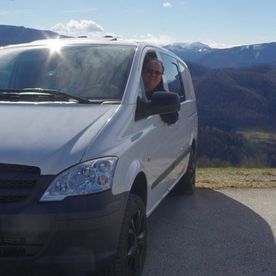 Josef Scharrer im Fahrzeug